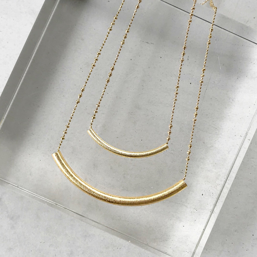 Curved gold bar necklace